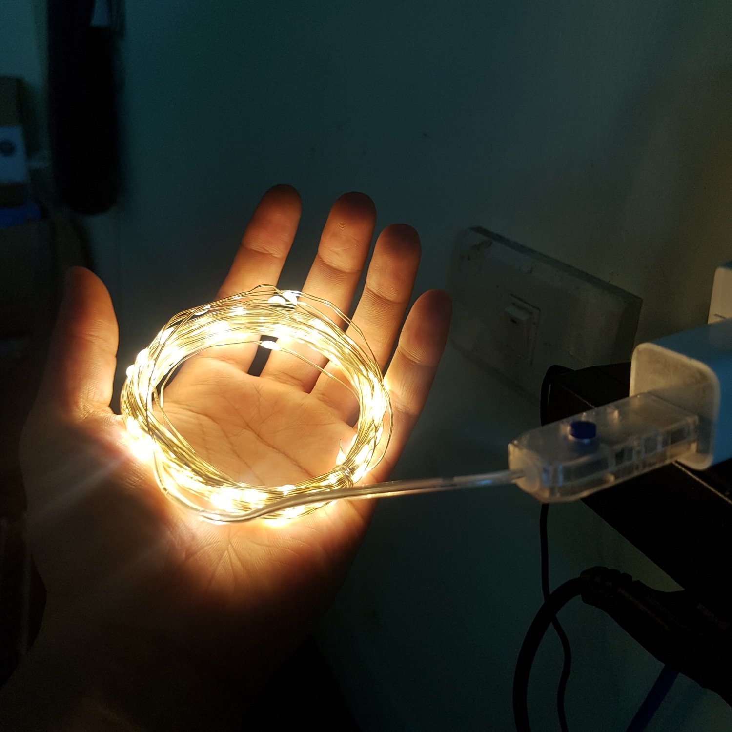 Cực kỳ hài lòng về sản phẩm. Đèn trang trí phòng rất đẹp. Hàng có thương hiệu có khác. Có cả hướng dẫn sử dụng tiếng việt đi kèm. Thích nhất cái điều khiển có thể tăng giảm được độ sáng và chọn các chế độ nháy rất tiện. Nhìn  ngoại quan có vẻ chắc chắn và chất lượng. Cám ơn shop và TIKI.