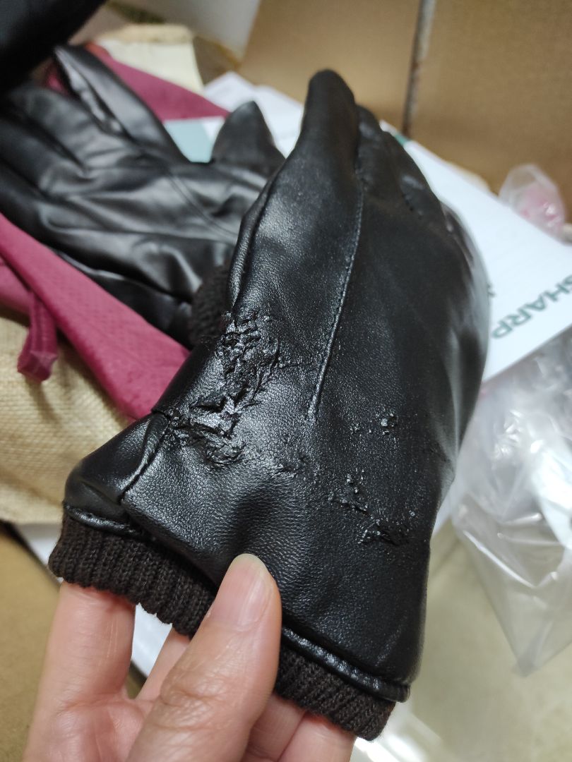 thực sự thất vọng khi nhận đc hàng và thất vọng hơn khi dùng đc mấy hôm. mình đọc review toàn thấy khen dày dặn nên mua. nhận về mỏng, đc mấy hôm thì da đã bắt đầu bị nổ nhẹ, hnay đi mưa bị ngấm nước mưa ướt nhẹp 10 đầu ngón tay luôn. Mình mua đôi 40k ở ngoài chợ đi đc 2 năm mới hỏng da, và vẫn chống mưa tốt. Nghĩ rằng mua đôi đắt tiền hơn sẽ dùng đc lâu nên mới đặt mua. nhưng thực sự k như tưởng tượng.