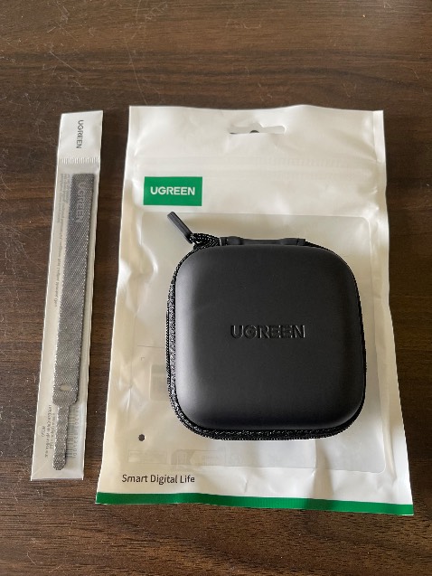 Hộp nhỏ nhưng đựng vừa tai nghe, giá rẻ mà còn được tặng kèm dây buộc cáp sạc cũng ổn áp.