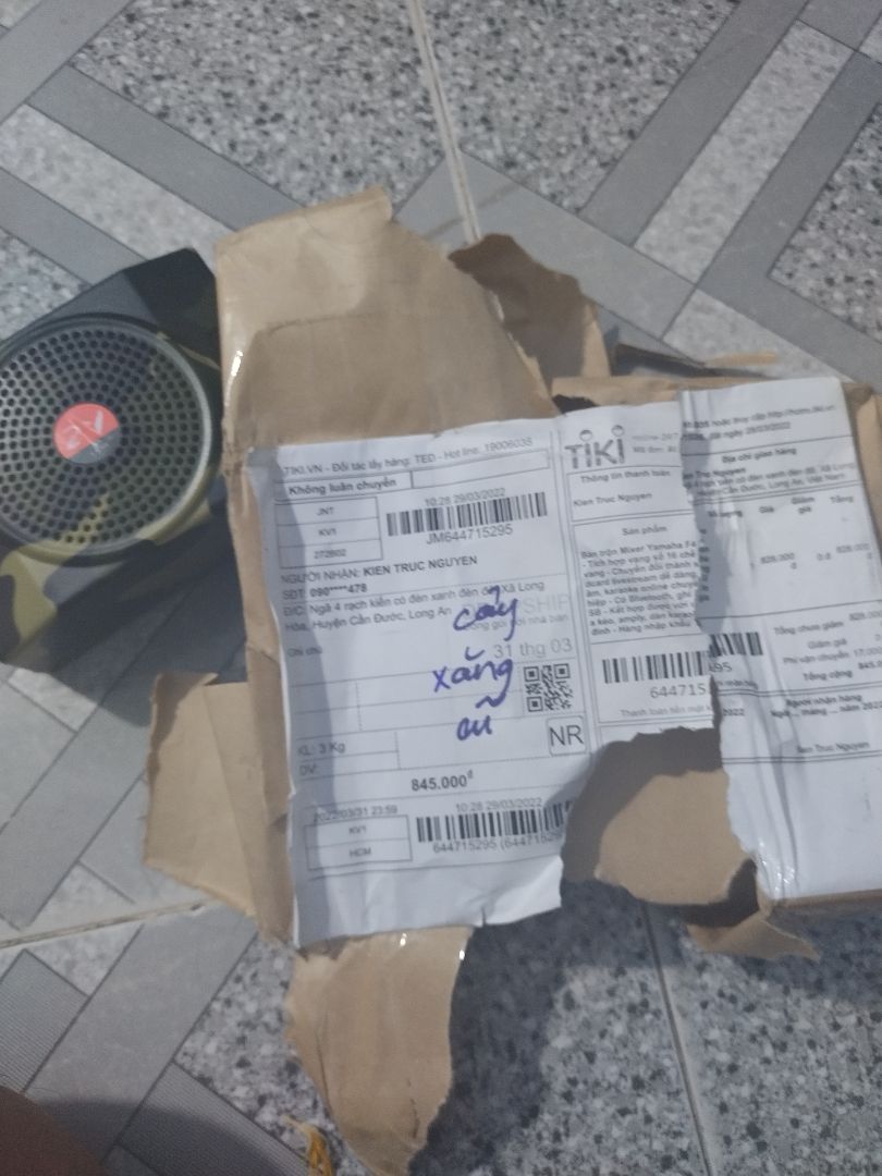 Lần đầu tiên mới bị *** trên Tiki. Mua bàn trộn mixer Yamaha F4 pro giá 845 ngàn đồng mà giao cái máy nghe nhạc nhỏ xíu E 898.