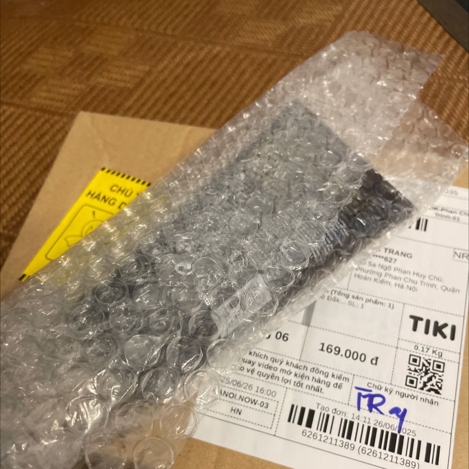 Không thấy quà tặng, lúc đặt mua thấy được tặng thêm 1 hũ tdc body, nhận hàng không thấy, bực mình😩