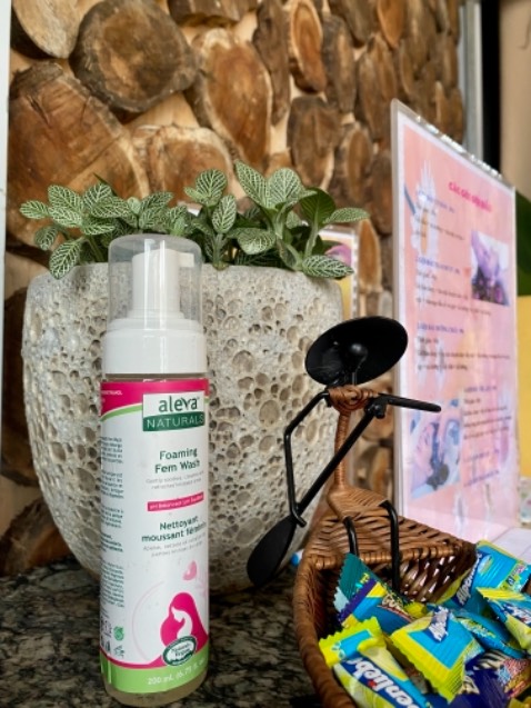 Dung dịch có mùi hương thảo mộc dịu nhẹ, rất dễ chịu , mình là đứa kén mùi lắm mà ảnh đã chinh phục được mình rồi Ó. Vì là dạng bọt nên khi sử dụng xong mình thấy rất thông thoáng nhưng k mang lại cảm giác bị khô nha. ( còn mềm mịn, xịn hơn là có khác) shop giao hàng đóng gói rất cẩn thận. Dịch vụ chăm sóc khách hàng cũng rất ok ạ