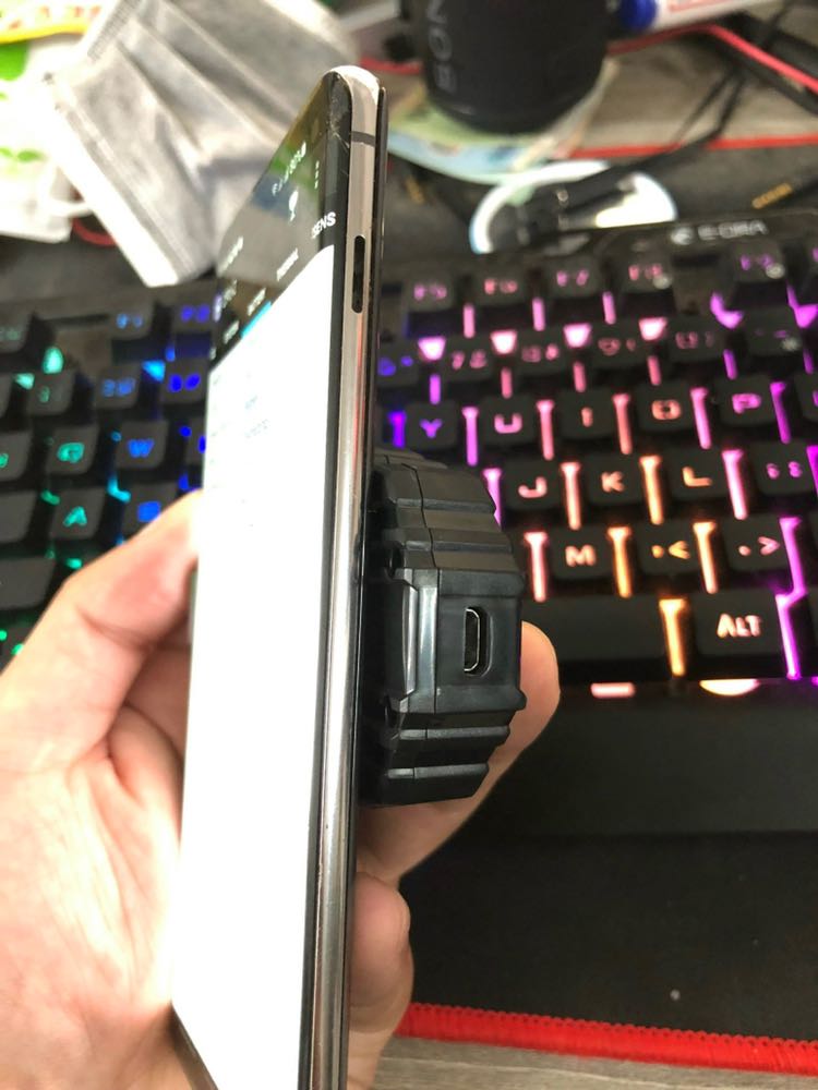 quạt tản nhiệt FL01 rất ok nha mọi người, chơi liên quân xong mình dùng app CPU-Z đo chỉ ở mức 34 độ thôi, điện thoại mát lắm, con này dùng pin sạc nên ko lo tốn pin của điện thoại, miếng hút chắc chắn, lại có đèn flash nhấp nháy xanh đỏ cũng khá bắt mắt. Hàng chính hãng memo