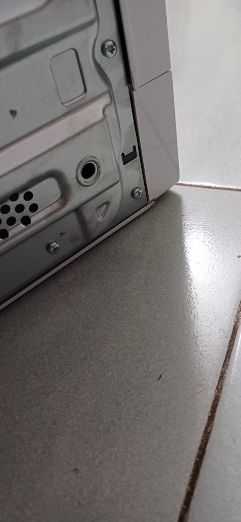 Vận chuyển làm rơi móp cả lò. Rớt cả chân. Vì giao hàng khi chỉ có ông bà già ở nhà nên không quay video khi khui hàng nên chịu. Ko kiện được. Rất không hài lòng.