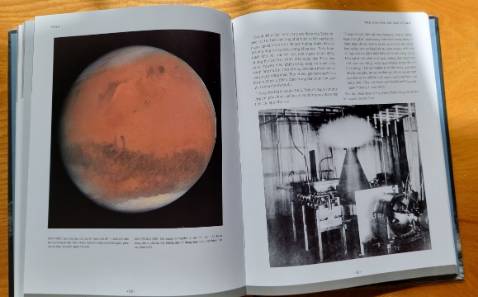 sách đẹp, nội dung hay. điểm trừ là chữ hơi nhỏ và mờ. Đọc ban ngày oki, nhưng đọc buổi tối thì nhìn chữ có vẻ mờ vì mình cận. bác nào ko cận chắc ổn