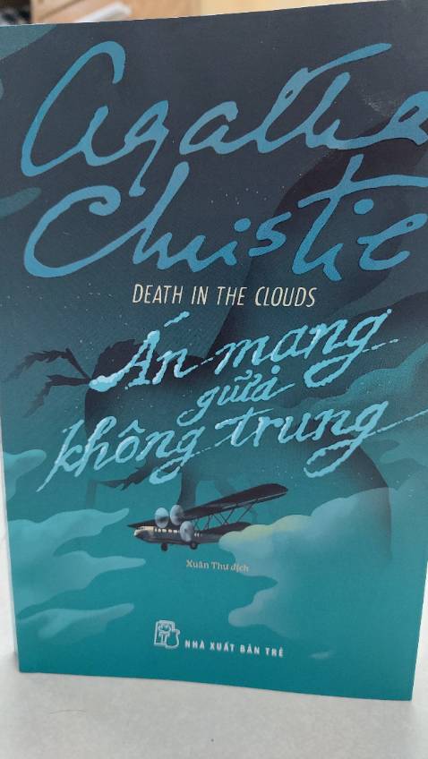 Dù đã đọc hàng chục tác phẩm trinh thám của Agatha Christie với cùng môt  mô típ .Tác phẩm tiếp theo bằng cách nào đó vẫn luôn làm người đọc bất ngờ. “ Án mạng giữa không trung “ dĩ nhiên không nằm ngoài qui luật đó. Agatha Christie thật sự xuất sắc trong việc tạo dựng cốt truyên, xây dựng hỉnh ảnh, tính cách các nhân vật và hơn hết là sự sáng tạo không ngừng trong mỗi tác phẩm.