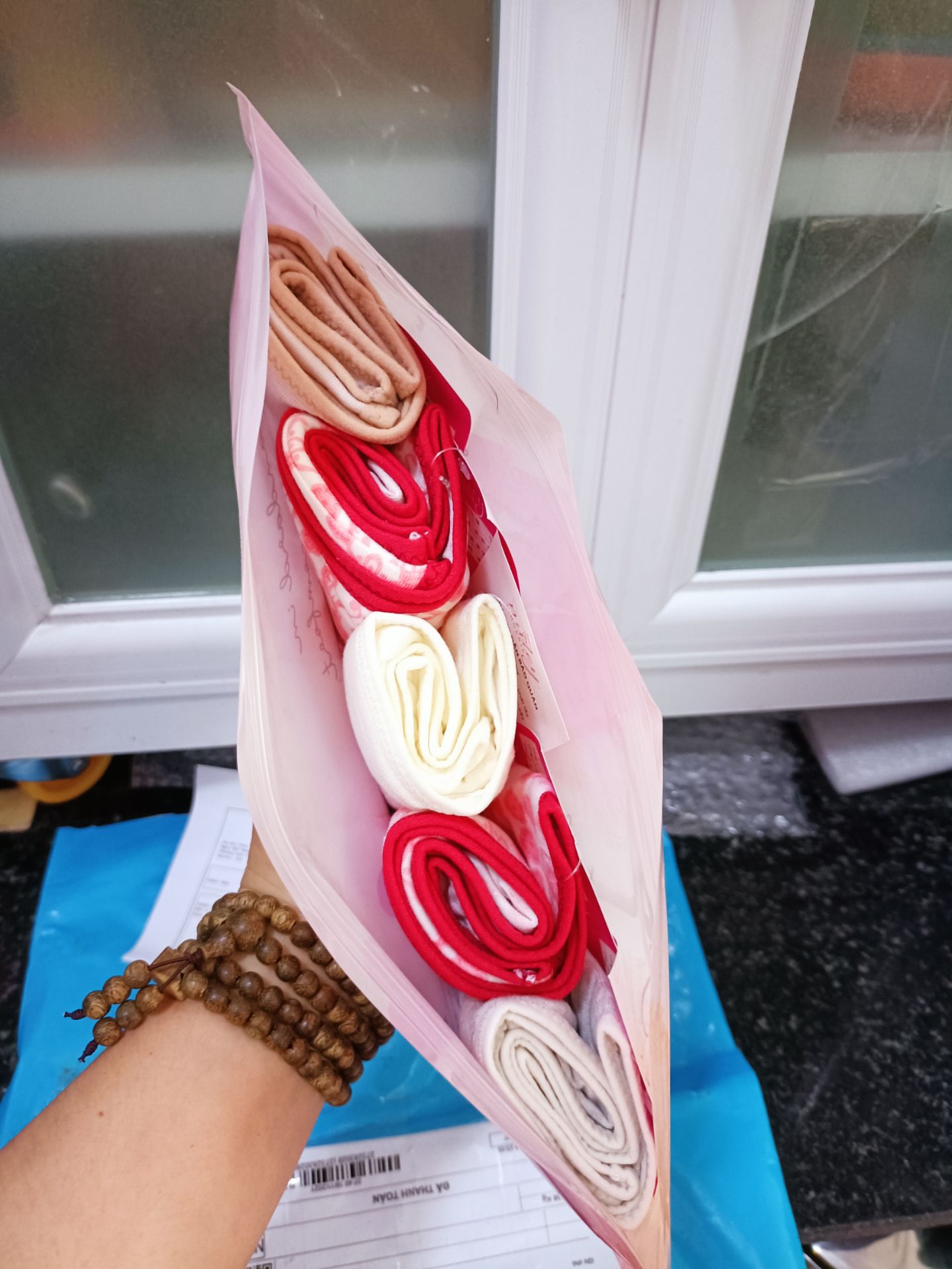 form đẹp, mỏng mịn mát, bao bì đẹp lịch sự, giá tốt