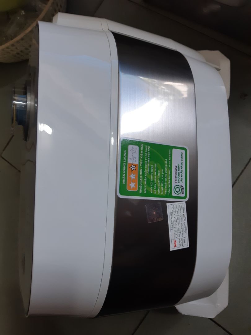 giao hàng rất nhanh. chỉ 2 ngày so với hệ thống báo là 7 ngày.
menu tiếng việt sắp xếp dễ dùng.
vỏ nhựa cứng cáp. cách điện tốt ko phải lo như vỏ nhôm.
cảm ứng nhạy.
mấy bạn nấu gạo mắc tiền thì theo hướng dẫn trên bao gạo để chọn cài đặt nồi nấu cho đúng thì mới ngon nhé.

hâm giữ nóng lâu thì có đọng ít nước. nhưng cơm nóng liên tục thì ko có chuyện thiu đâu. 
menu cài đặt có cho điều chỉnh thời gian nấu.