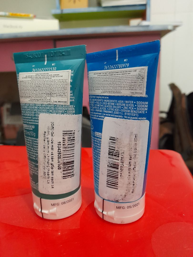 Laroche Possay thì khỏi chê rồi. Giá hời hơn ở *** nhiều. 2 chai nhỏ chắc để va chạm nhiều lắm nên mất chữ rồi...