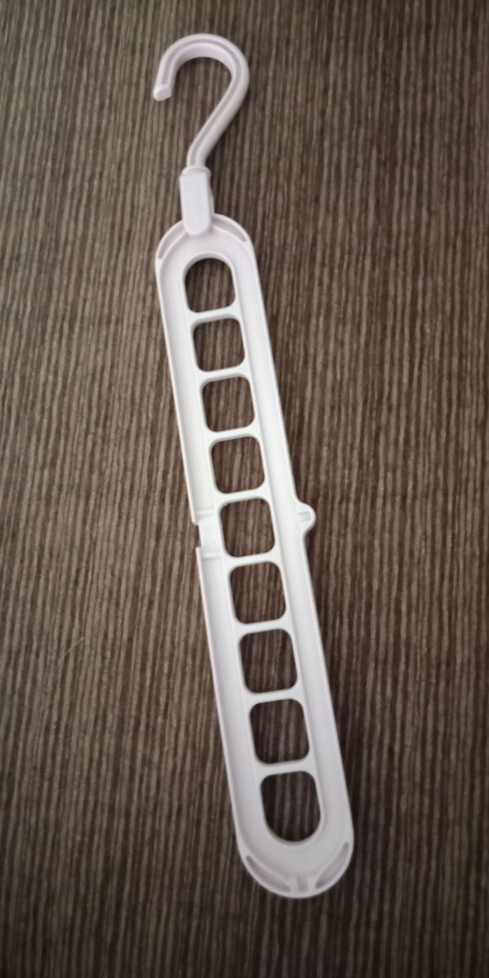 Móc chắc chắn, nhựa tốt, treo được đồ nặng, màu sắc đẹp mà giá cả lại hợp lí. Khuyến khích mọi người mua!