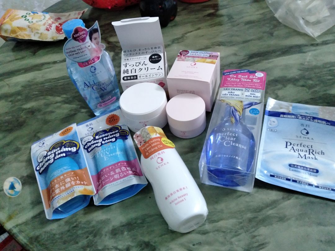 sản phẩm dịu nhẹ, xài nhẹ tênh như không xài, rất thích .
mình xài hàng senka thấy dịu nhẹ, dễ chịu trên da, nên mình mua hẵn tất cả các mặt hàng về senka, cái này là hình mới khui hàng vừa mua thôi, mình còn có sữa tắm senka, sữa rửa mặt ......
mua xài chọn bộ vì dùng thấy dễ chịu , mình cũng mới xài nên ko biết có hiệu quả da đẹp lên ko, lần sau nếu quay lại mua nửa sẽ rewiew
