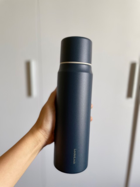 Thấy đồng nghiệp khen nên mình mua dùng thử. Ấn tượng ban đầu là lớp ngoài nhám rất dễ cầm mà không bị vết vân tay. Màu sắc sang trọng, thiết kế đẹp mắt. Điểm cộng là mở nắp uống trực tiếp rất mượt và dễ, chỉ cần dùng 1 tay. Nắp có thể làm nắp uống nếu thích.

Mình mua được giá sale, chất lượng tốt hơn hẳn loại rẻ tiền và cũng an tâm vì Lock and Lock quá nổi tiếng  về bình giữ nhiệt rồi!