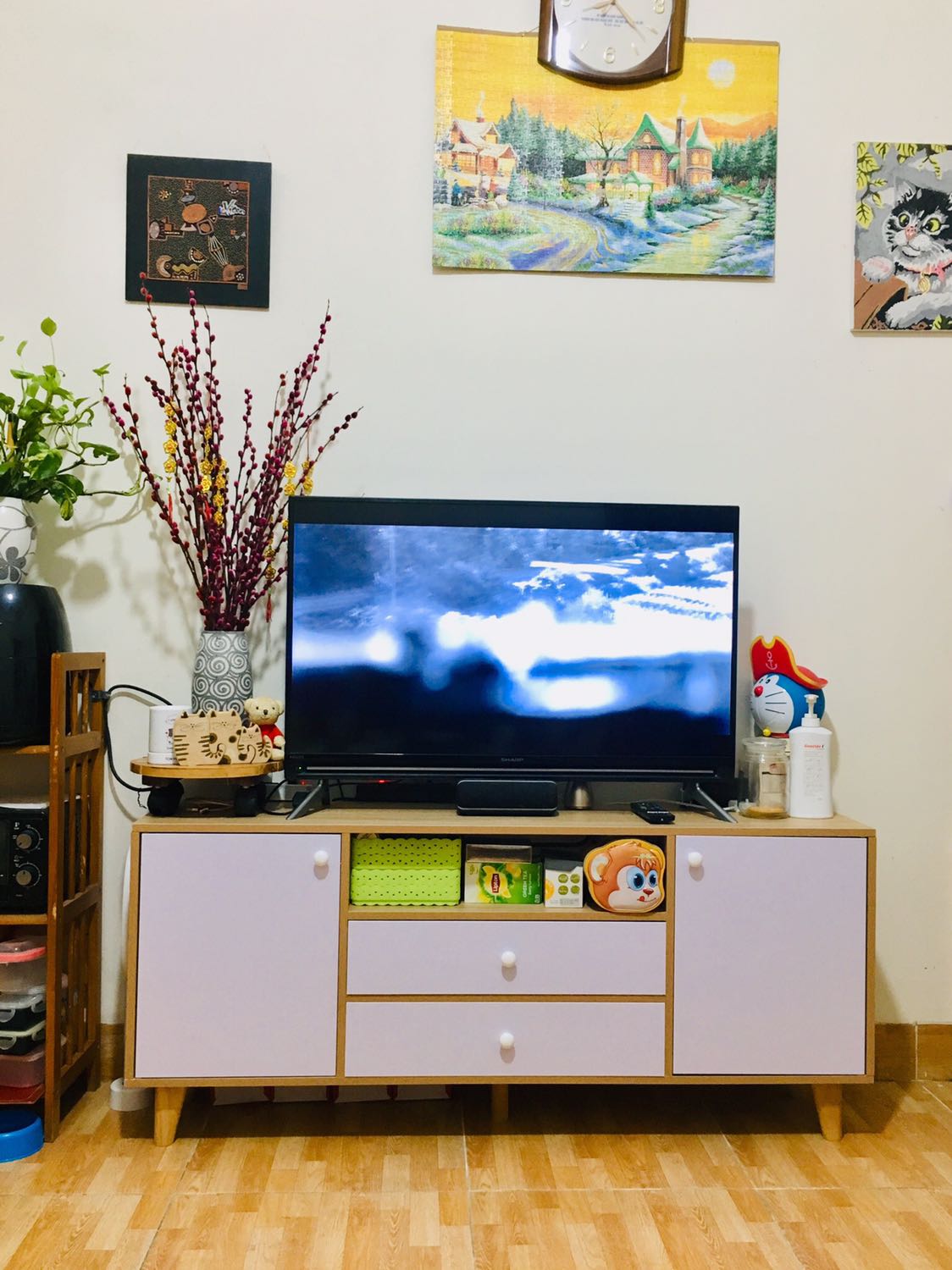 Hàng được giao sớm hơn 1 ngày so với dự kiến. Các tấm gỗ chắc chắn, dày dặn. Một vài chỗ mối khoan không khớp 100% nhưng cố gắng gọt bớt một tẹo hoặc gõ nện một tẹo là cũng vào ok. Sản phẩm hoàn thiện nhìn rất đẹp và xinh xắn.