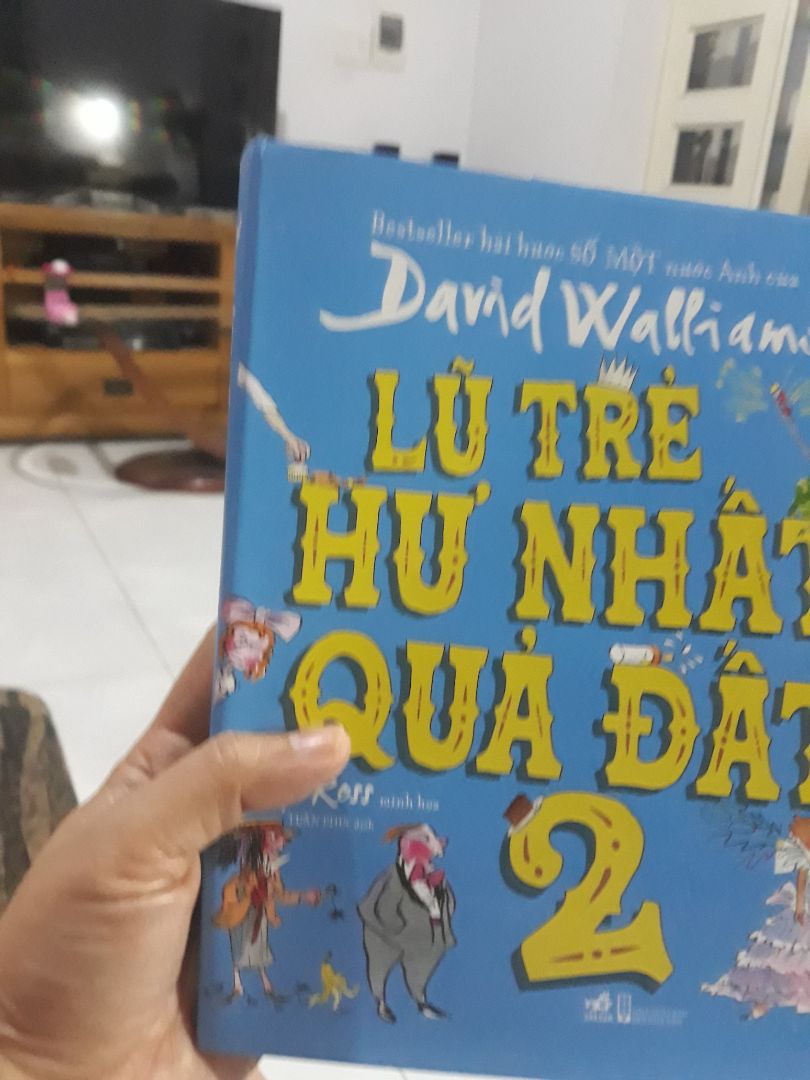 Truyện của David Walliams thì là siêu siêu hay rồi, mình mua cho tụi nhỏ tất cả các cuốn của tác giả này. Cuốn này bìa siêu đẹp, hình ảnh màu vui nhộn, bắt mắt. Tụi nhỏ vừa đọc vừa cười rúc rích, truyện hài siêu bựa. Có bìa áo bên ngoài, sách bìa cứng, chắc tay nhé mọi người. Sẽ là quà xịn cho các bé trong mùa hè này. Truyện của David Walliams thì là siêu siêu hay rồi, mình mua cho tụi nhỏ tất cả các cuốn của tác giả này. Cuốn này bìa siêu đẹp, hình ảnh màu vui nhộn, bắt mắt. Tụi nhỏ vừa đọc vừa cười rúc rích, truyện hài siêu bựa. Có bìa áo bên ngoài, sách bìa cứng, chắc tay nhé mọi người. Sẽ là quà xịn cho các bé trong mùa hè này.
