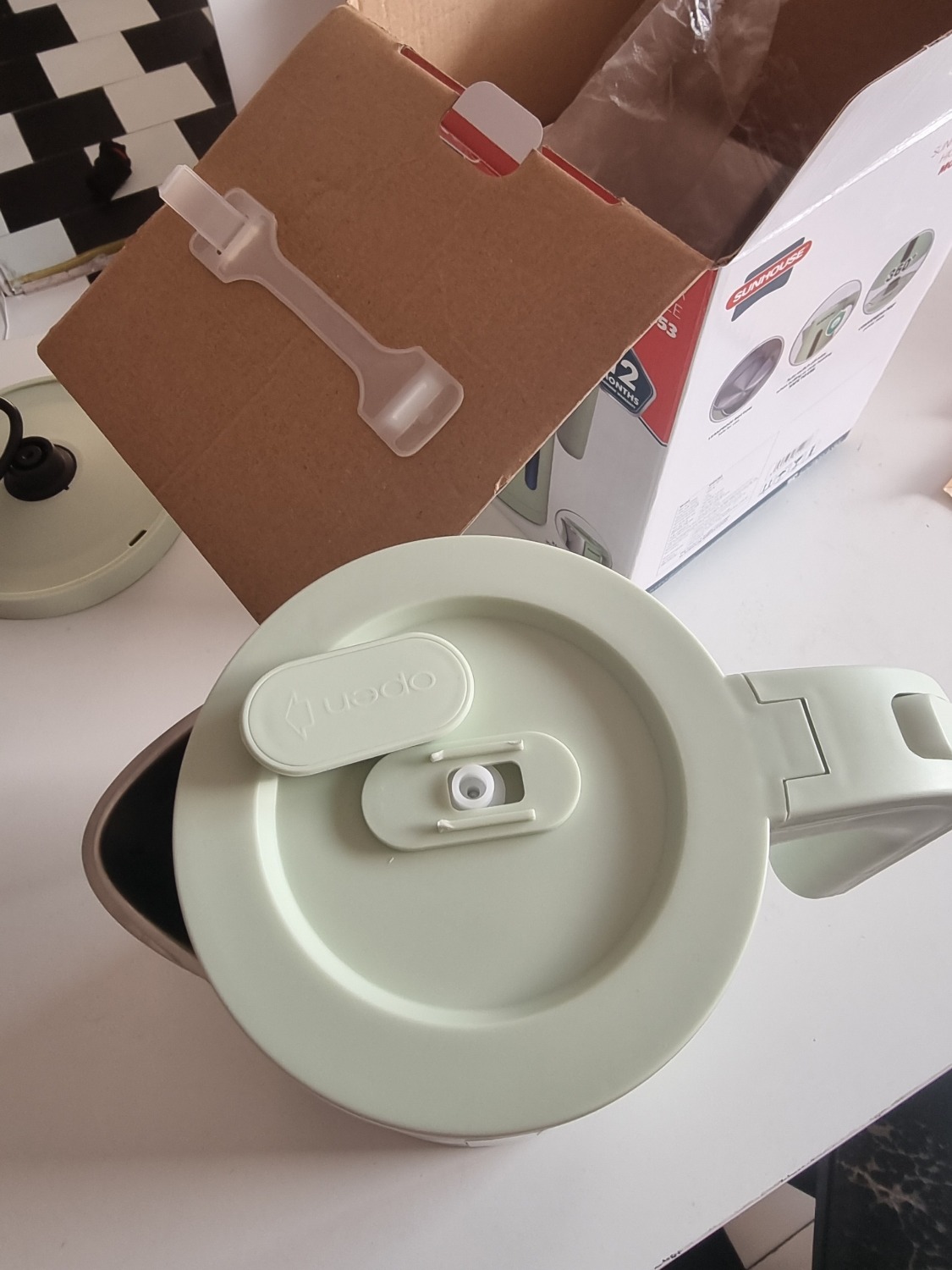 Tiki giao hàng nhanh thần tốc, sản phẩm tổng thể đẹp, nhưng  có nắp lẫy phía trên không chắc chắn, lỏng lẻo dễ bung, khó sài,, Nhà Sx lưu ý cái này.  Đã nhờ Tiki đổi trả, dịch vụ CSKH Tiki rất tốt nên mình vẫn yên tâm đặt mua cái khác. 
2 sao cho SP nhưng 5 sao cho Tiki