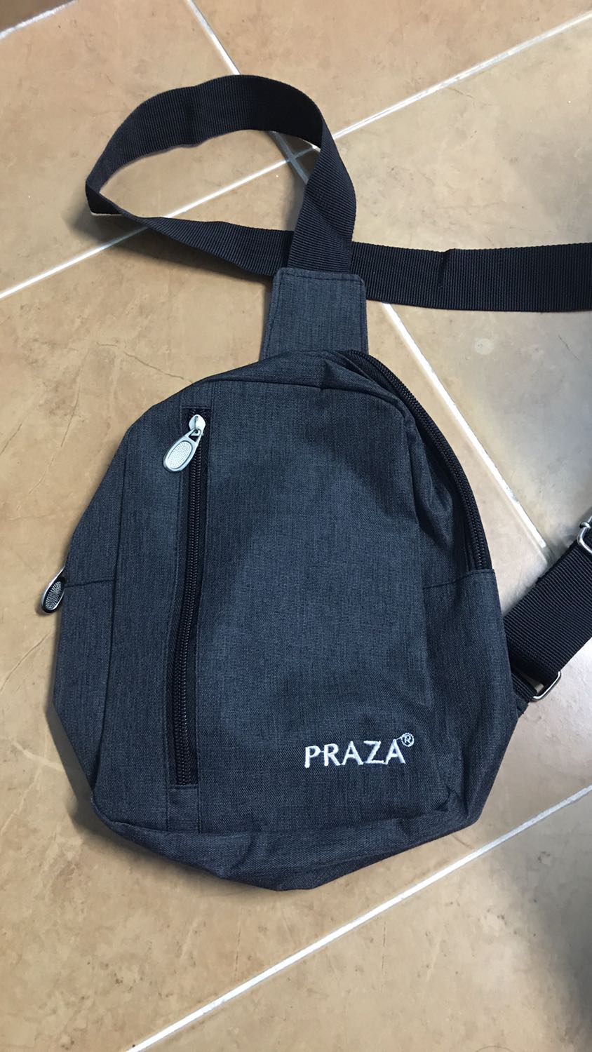 Túi xách du lịch thì xứng đáng với gọi là tiền nào của nấy, nhưng túi đeo chéo thì tệ quá. Không có form thì mang thế nào được ạ???