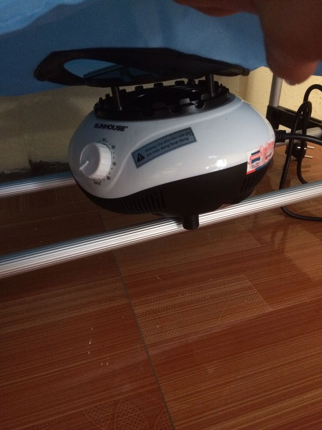 Rất tiện ích với nhà mình vì có 3 đứa nhỏ. Quần áo trong máy giặt bỏ ra mình sấy khoảng 2-3 tiếng là khô. Cái nào dày thì có thể hơn. Những tháng ko nồm ẩm thì mình vẫn phơi nắng cho quần áo thơm. Tủ sẽ treo quần áo nhẹ nhàng. Mình chọn tiki vì chính sách bảo hành rất yên tâm.