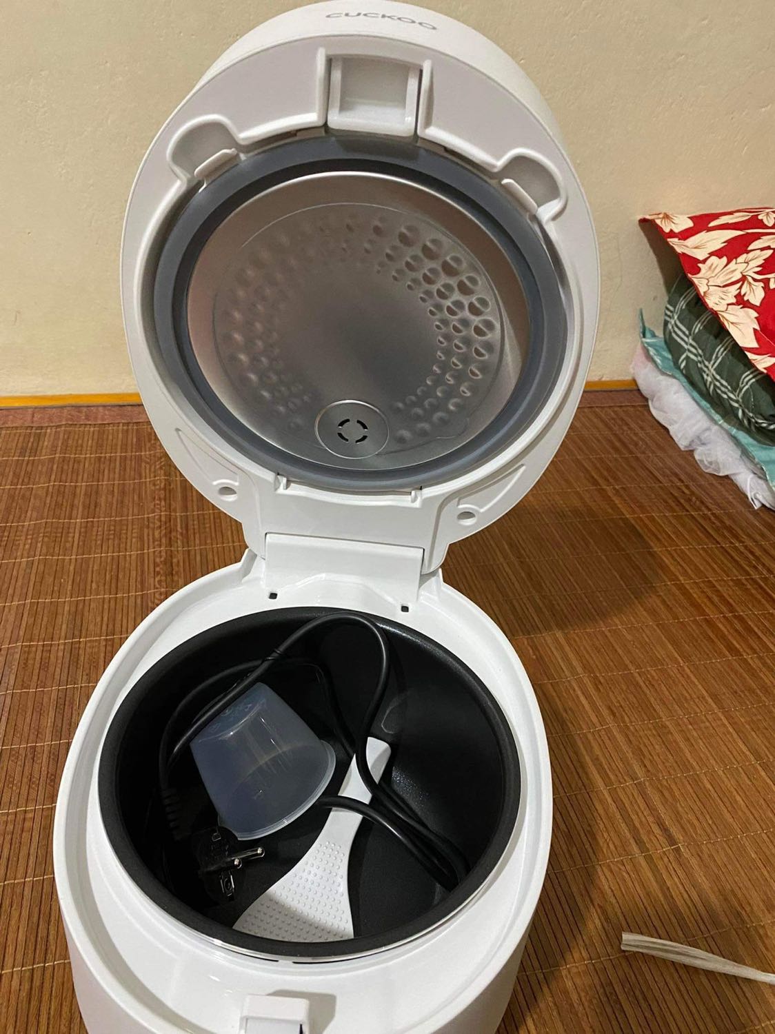 Nhà mình 
6 người ăn . Mình mua online nên không biết nồi này chỉ nấu cho 4 người ăn. Nồi còn mới nguyên và mình đã liên hệ với shop nhờ đổi cho mình loại nồi to hơn mà shop không chịu đổi . Bán hàng thật khó khăn. Kiểu như ép khách là bây giờ không đổi thì phải dùng nồi nhỏ , không hiểu sao đủ cho 6 miệng ăn.