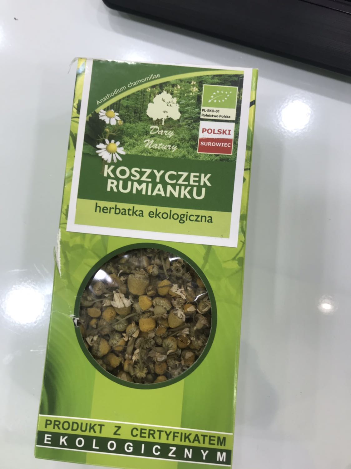 Mình mua trà này vì nghe uống dễ ngủ. Mới dùng 1 tuần nên chưa biết tác dụng sao. Có điều vì là hoa cúc khô 100% nên mùi hơi hắc, hơi khó uống. Chắc phải mua thêm 1 hộp trà hoa cúc túi lọc pha kèm cho dễ uống hơn