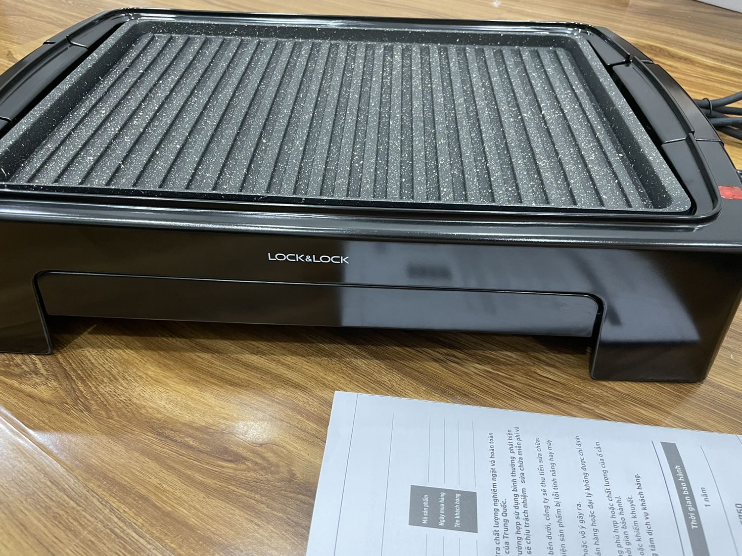 Mình mua hàng cực kì yên tâm, thứ nhất là lock&lock bền khỏi nói, thứ hai là tikitrading giao hàng chuẩn khỏi bàn. 
Bếp nóng nhanh, nóng rồi thì hạ nhiệt vừa đủ để thịt chín mềm là ngon bá cháy. Mua bếp xong tình yêu thịt nướng lại lên ngôi