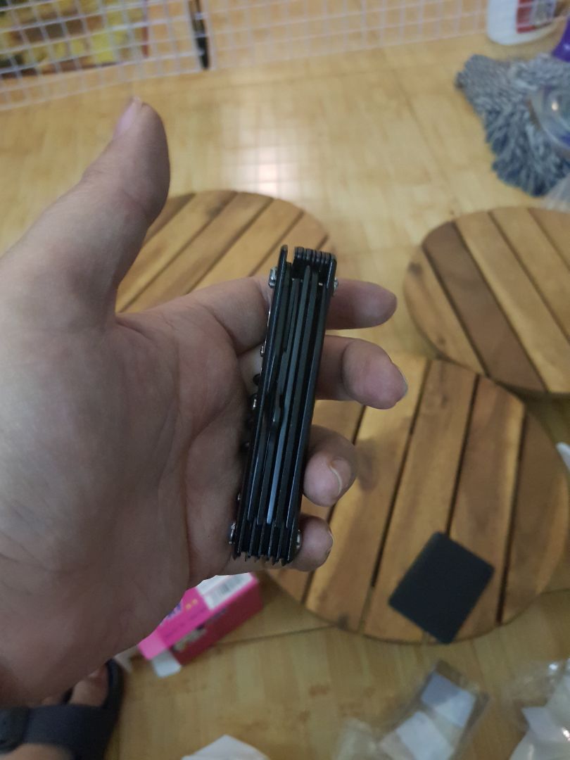 nhìn khá chắc chắn nhưng lại ko được bén,  có cái kéo dễ xương xương nhưng ko cắt được.  dao cũng ko bén lắm.