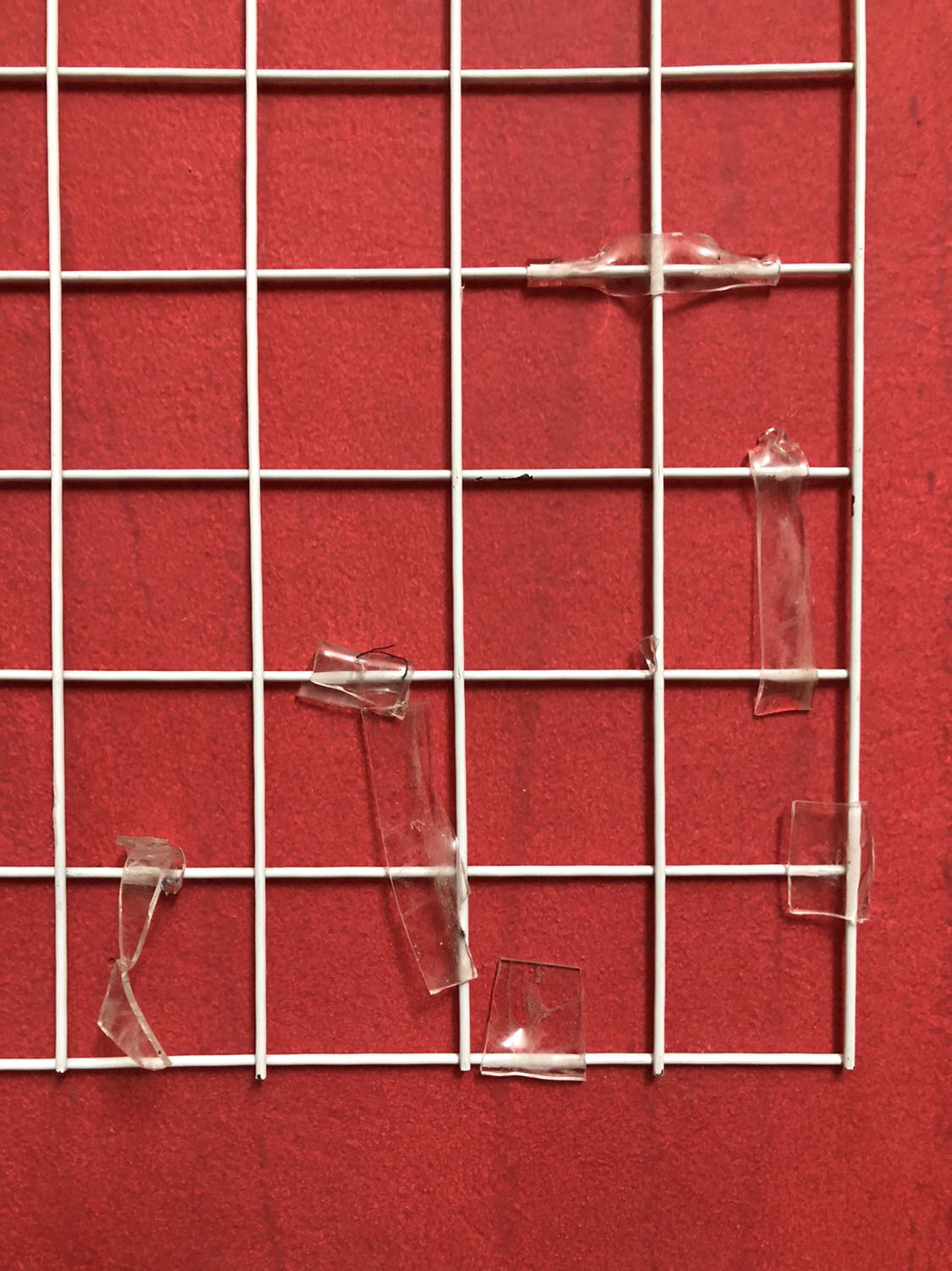 Mình dùng băng dính này để dính đôi giày vào cái lưới sắt. Vì chỉ dán đc những chỗ có tiếp xúc với lưới nên ko dán kín bề mặt cần dính đc. Thành ra với lượng băng dính như hình thì tầm vài tiếng là đồ rơi. Nói chung chắc dính cũng ổn mà ko kiểu siêu dính như mình tưởng.