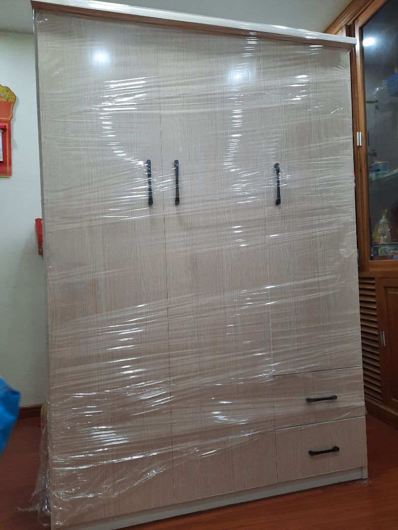 Sản phẩm cứng cáp chắc chắn. Tấm phía sau khi đinh vít vào hơi bị phồng. Tủ bị mùi nhựa nồng nặc quá. Hiện tại mình vẫn đang để cho bớt mùi chưa sử dụng để quần áo được vì sợ ám mùi. ko biết bao lâu sẽ hết mùi ta. Đặt màu hồng nhưng ko có hồng chỉ còn vân gỗ. Thêm 1 điểm nữa là nhà bán liên hệ lại sau đó khi nói rằng địa điểm nhà m ở xa và hỗ trợ thêm phí vận chuyển nhưng m ko đồng ý vì m đã thanh toán trc, tiki cũng đã xác định được số tiền vc khi m điền địa chỉ giao hàng nên m ko chấp nhận liên hệ xin thêm phí vc được trong khi nhà m vẫn thuộc HN. Cuối cùng nhà bán đã khắc phục điều đó và giao hàng đúng tgian. 3.5*