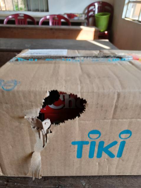 Chuột chui vào bên trong thùng bánh và gặm hết một số: do bao bì thiếu bọc nylon bên ngoài, lại thêm do giao hàng trễ mất mấy ngày so với dự kiến. Chán thật!