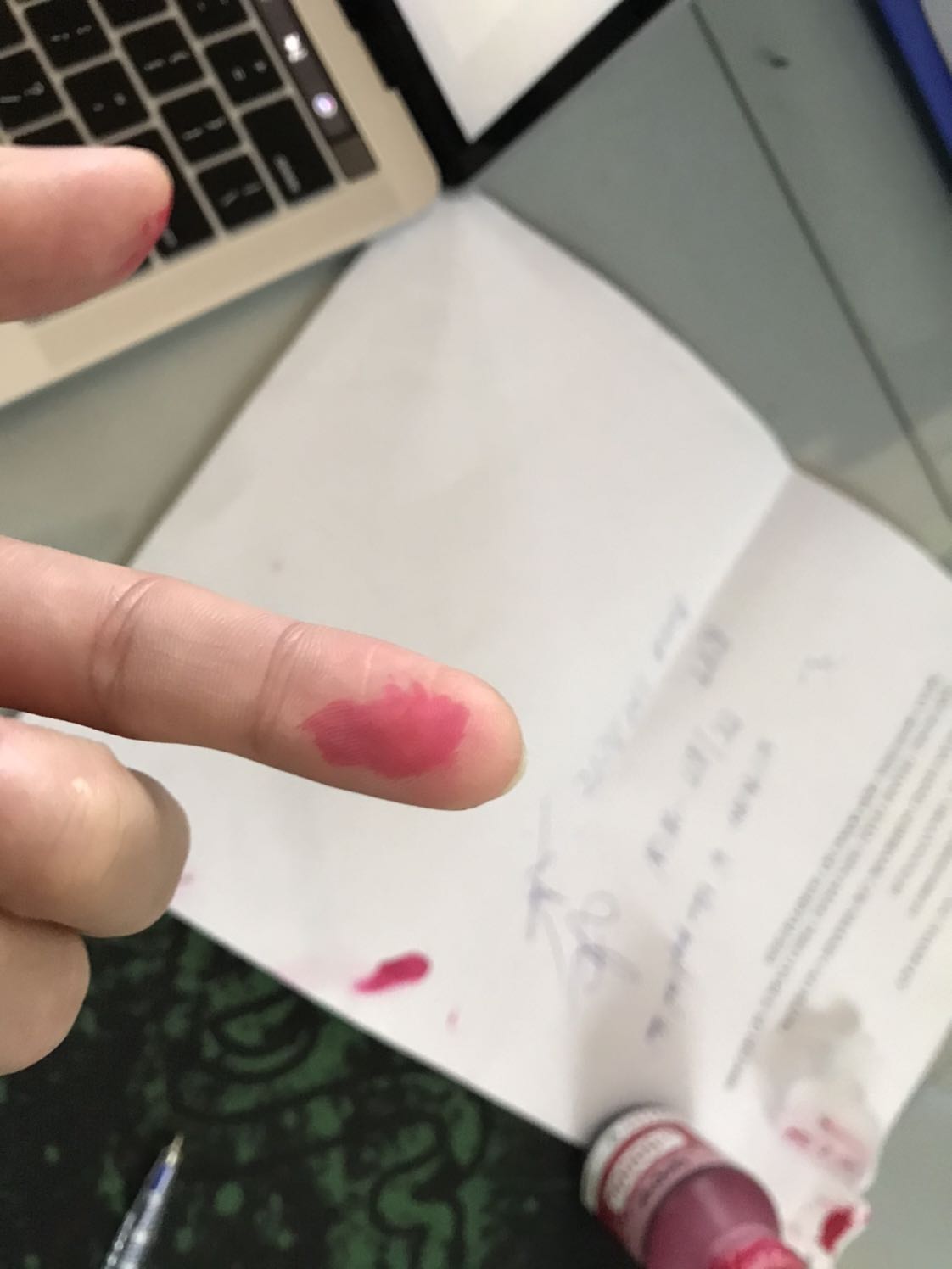 K giống màu đỏ mà toàn màu hồng. In ra màu nhìn chán trông kinh lên được