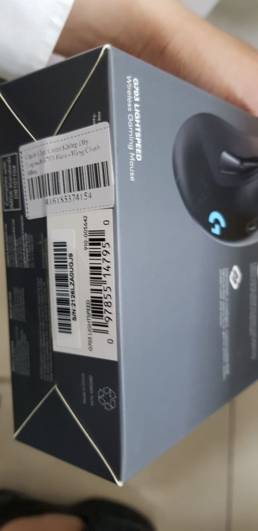 + Hàng giao tương đói nhanh, đóng gói cẩn thận, không có dấu hiệu móp khi nhận
+ Hộp đầy đủ tem seal, phụ kiện
+ Chuột kết nối tốt, ổn định, cầm vừa tay, nhận ghub. Tuy chưa kiểm tra serial nhưng rất hài lòng, hy vọng chuột dùng bền như em G403