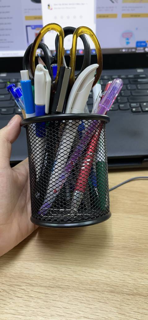 Hộp nhìn rất cứng cáp, đơn giản nhưng đẹp, dưới đáy còn có 1 miếng đệm, rất ưng ý với sản phẩm này.