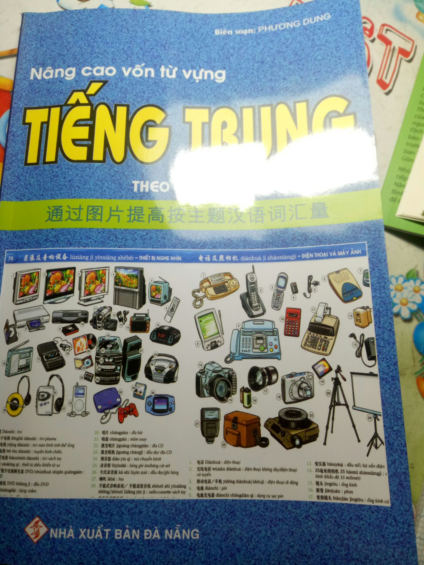 nhìn sách bé bé vậy và nhiều từ vựng lắm luôn, chia thành các chủ đề, hình ảnh trực quan sinh động, mua về rảnh rảnh mở ra xem, ngày nào cũng như thế chắc chắn sẽ tăng được vốn từ vựng. 
Giao hàng nhanh, 5 sao cho Tiki