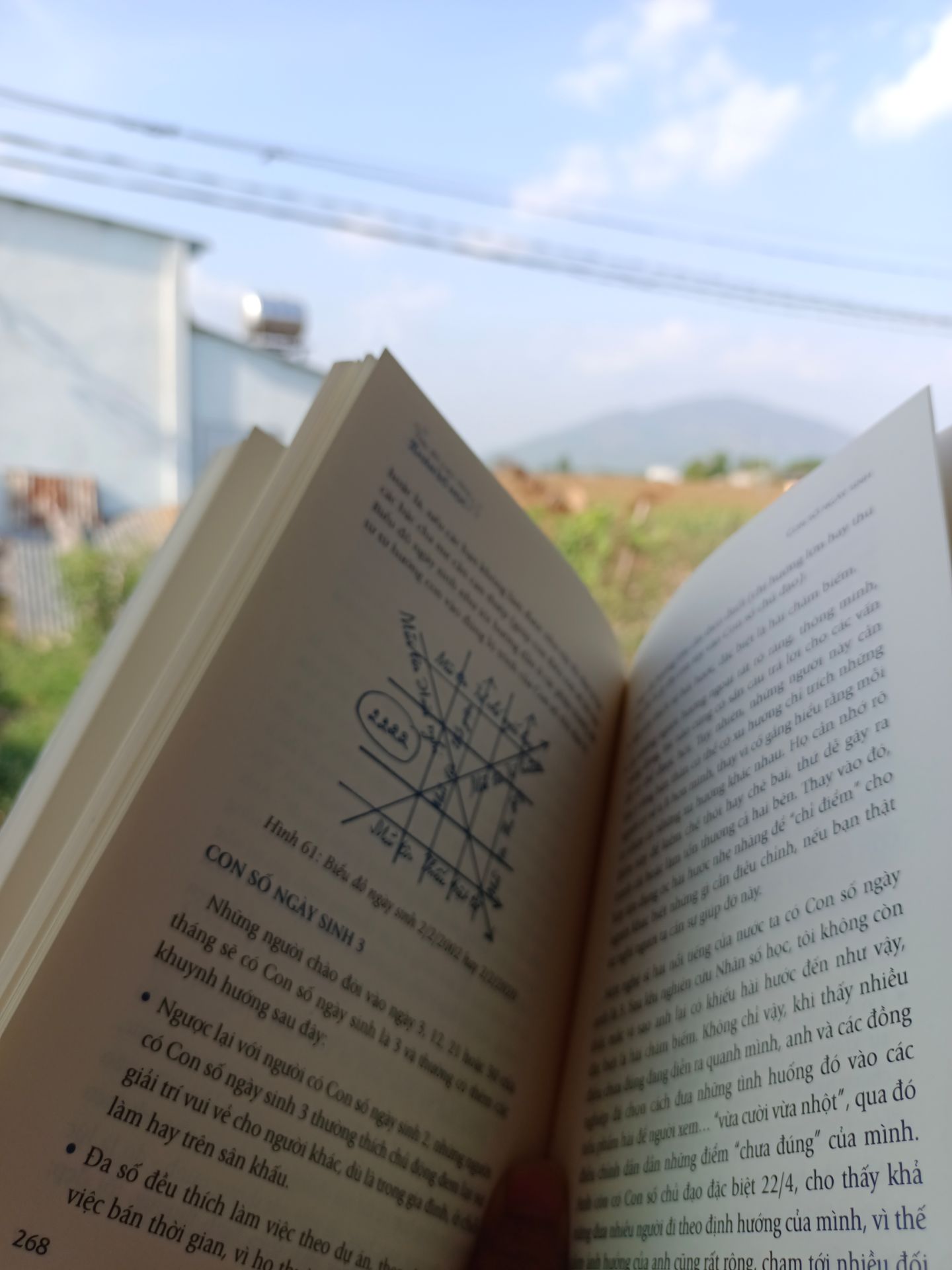 Nếu bạn đang tìm hiểu bản thân, phát triển bản thân, thì cuốn sách sẽ là 1 phần trong cuộc hành trình ấy. Qua những con số của bản thân giúp mình hiểu hơn về cá nhân, cũng như cách để biến mình trở thành con người tốt hơn. Cảm ơn tác giả, cuốn sách mang lại cái nhìn cơ bản về nhân số học.