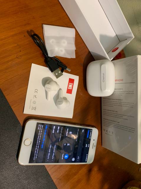 - Phần hộp sạc nhỏ gọn, bản lề chắc chắn. Thiết kế với gam màu trắng bóng rất đẹp.

- Tai nghe FIRO A7 tích hợp công nghệ chống ồn chủ động ANC, mang đến trải nghiệm chất lượng âm thanh ổn định, hạn chế các tạp âm bên ngoài.

- Mic đàm thoại bắt nhạy, to, rõ ràng...

- Thời lượng pin của A7 theo cảm nhận của mình sử dụng được khoảng ~5 giờ liên tục. 

- Sản phẩm đi kèm là 3 nút đệm tai bằng silicon mềm, phù hợp với mọi kích thước của tai.

- Sản phẩm có hỗ trợ TIKINOW, giao hàng nhanh 2h nên mình nhận được hàng rất nhanh.

- Đóng gói cẩn thận, shop tư vấn nhiệt tình. 

- Mình cực kỳ hài lòng về sản phẩm, chất lượng, cũng như dịch vụ của TIKI.