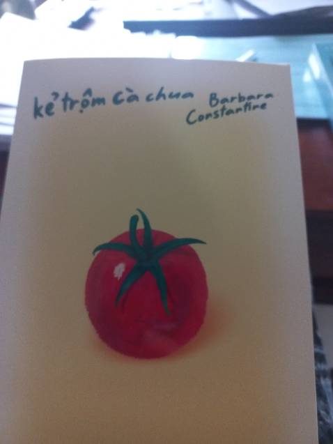 Sách mình nhận được bị bẩn kha khá ở bìa sau, trong sách không có bookmark, sách cũng không có seal bảo vệ bên ngoài. Hôm mình nhận hàng thì mưa rất to may mà sách không bị làm sao (cảm ơn đơn vị vận chuyển rấc nhiều ạaa!).
Mình rất háo hức để mở đơn nhưng nhận lại có phần hơi thất vọng xíu xiu. Mong TIKI có thể cải thiện khâu đóng gói ạaa.