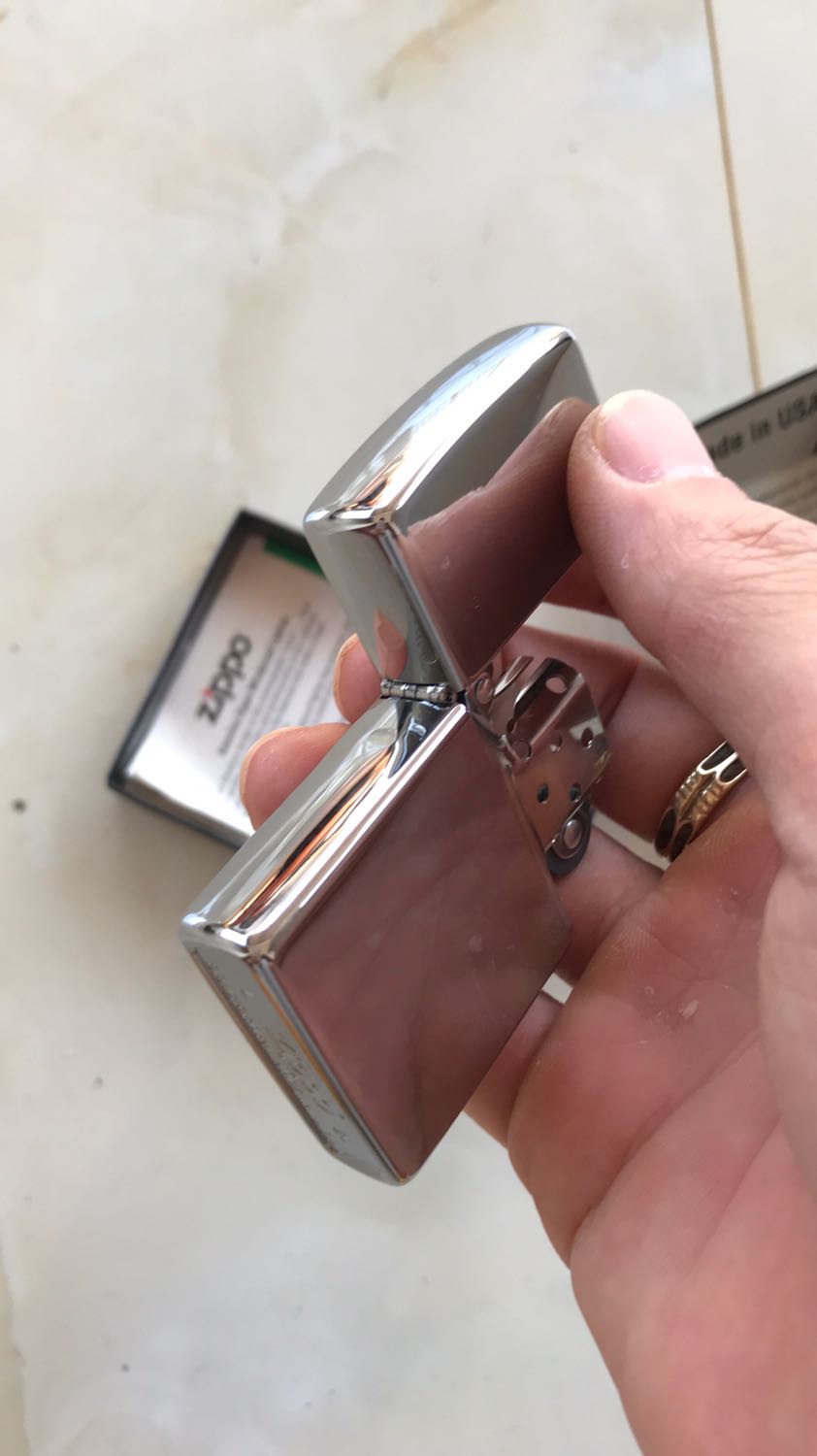 Quá tệ. Vỏ với nắp k khít,bản lề thì bị rơ, lắc kêu như cái chuông