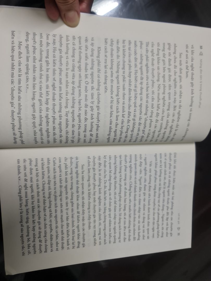 Mới chỉ đọc đc chương đầu, cách dẫn dắt như 1 cậu chuyện nhân vật tự kể, gần gũi và ko văn hoa, trừu tượng.