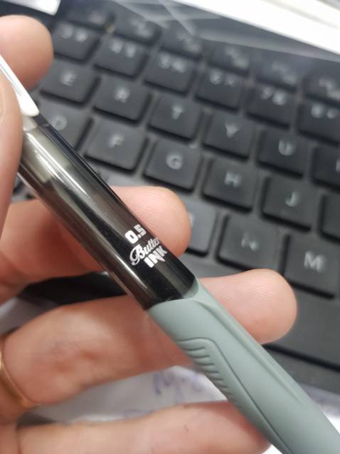 Ok đó. Cài bút vào túi áo thì bật cái nẫy ra, ngòi tự thu vào