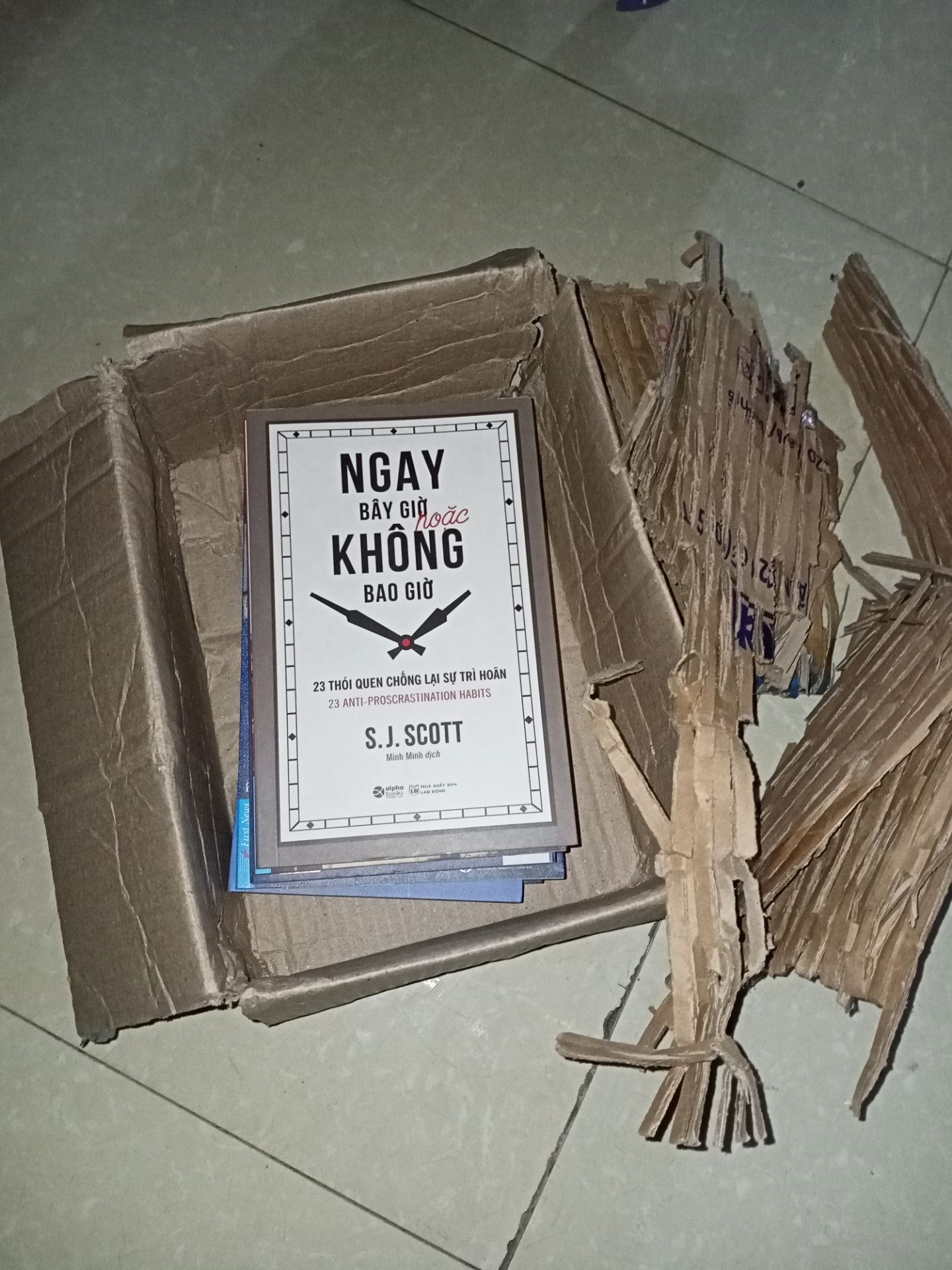 Mình mua sách trên tiki rất nhiều và khá hài lòng . Nhưng lần này thì THẤT VỌNG  thật sự 😞 
THẤT VỌNG vì cách đóng gói và vận chuyển sản phẩm :
- Đóng gói thì SƠ SÀI 
- Bìa cát tông đựng sản phẩm thì cũ , nát 
- Băng dính hộp đựng thì bị bung hết ra ngoài 
- Bên trong còn để mấy miếng bìa cát tông cũ ( cũng k hiểu tác dụng để làm gì ) 
- Mình mua 7 quyển mà bên trong cũng không được bọc , hay có lớp xốp gì cả , bìa hộp đựng thì mỏng nên khi vận chuyển sách có bị móp và bị xước  
 Mình là người rất giữ sách nên nhìn vậy thì rất chán , cảm giác như mua sách lướt vậy , chứ k được mới 100%  

Nói chung lần mua sách này mình cảm thất rất THẤT VỌNG về cách làm việc của tiki . Mong tiki hoàn thiện chỉnh chu hơn trong khâu đóng gói !