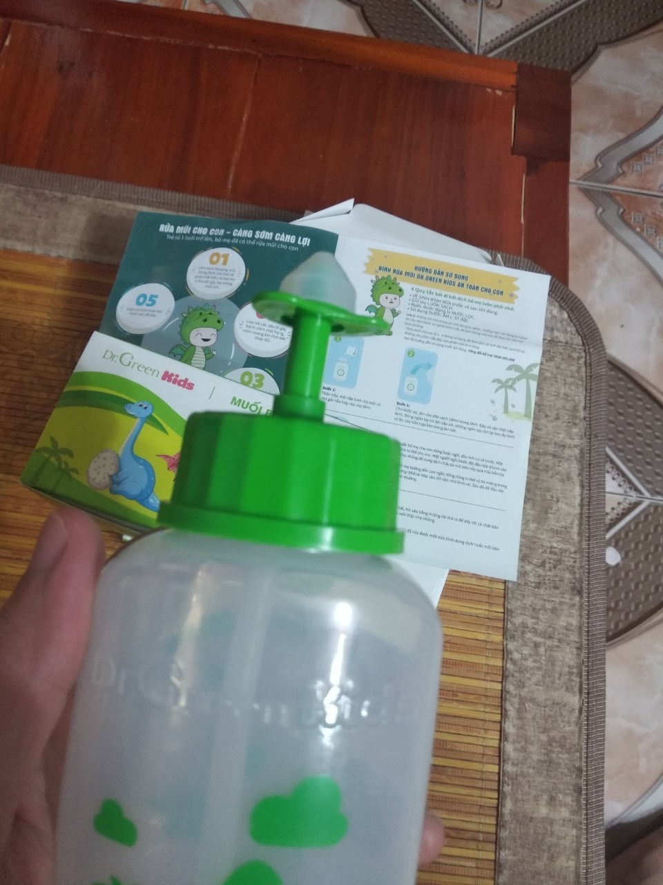 Đóng gói khá chuyên nghiệp, Bình đẹp, chất nhựa nhìn khôn. Mới đầu xịt cho bé, sau tự bé cũng làm được. Còn được tặng thêm 30 gói muối rất vệ sinh. Nói chung là khá ưng cái bụng cho một sản phẩm chăm sóc sức khỏe Đóng gói khá chuyên nghiệp, Bình đẹp, chất nhựa nhìn khôn. Mới đầu xịt cho bé, sau tự bé cũng làm được. Còn được tặng thêm 30 gói muối rất vệ sinh. Nói chung là khá ưng cái bụng cho một sản phẩm chăm sóc sức khỏe