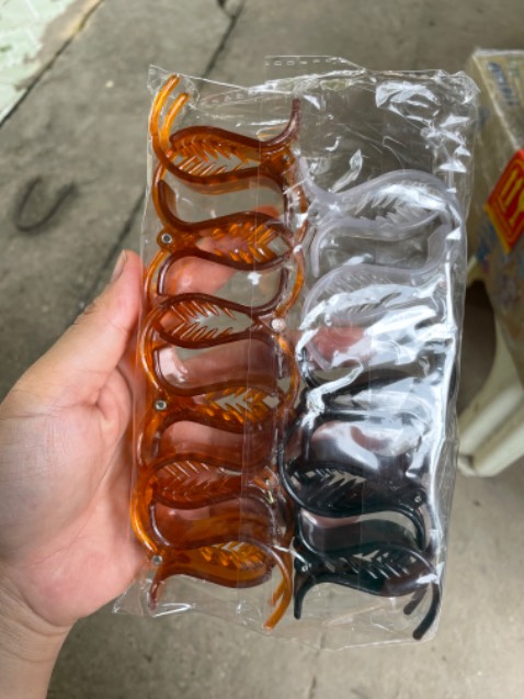 Kẹp 3 càng 1k.rẻ.shop giao đủ.nh quà tặng ghi kẹp 5răng giao đồng 3 răng nhen.
11c có 5c ploai trắng trong thì shop giao màu random.
Tuy nhiên thì m k qtrong màu mè lắm nên vẫn cho shop 5*.