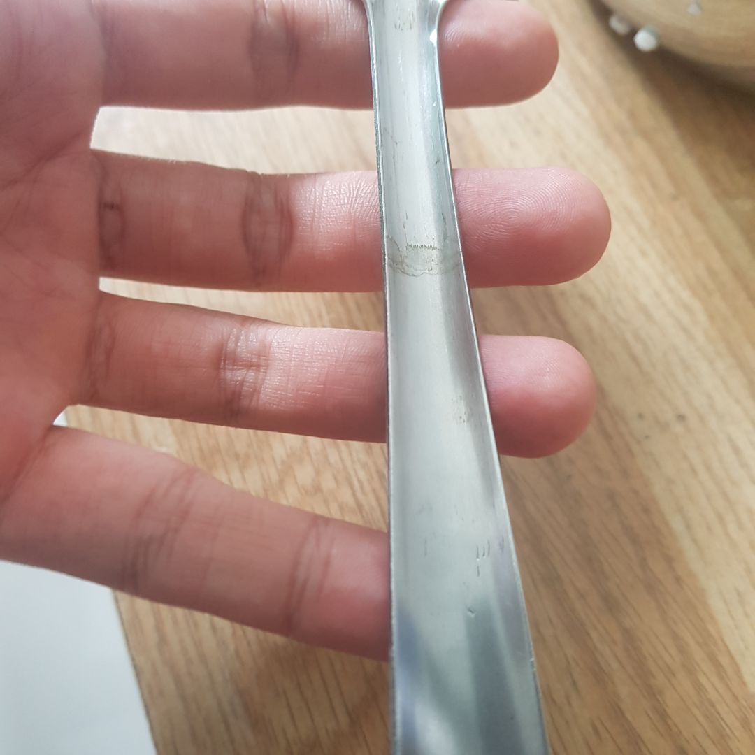 Tặng 2 vá như đồ bỏ, các cạnh vá ko mài nhẵn sần xùi.
Nồi mới nhận mà có vết bong.