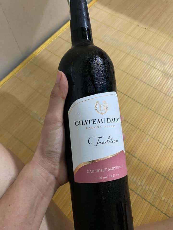 Lần sau phải sắm thêm đồ khui rượu, lấy dso cạy nút bần mệt quá. Rượu ngon!