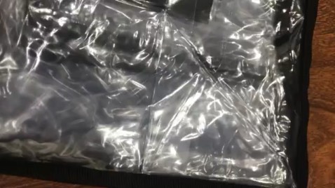 Chất liệu: nhựa dày & tốt lắm
Đúng với mô tả: đúng như mô tả
Màu sắc: màu trắng trong suốt viền đen, có dây kéo rất tiện lợi & đẹp
Nhựa dẻo, dày & tốt nên mình đã mua của shop nhiều sản phẩm rồi, shop giao nhanh, vừa mới đặt 2 tiếng sau đã giao rồi