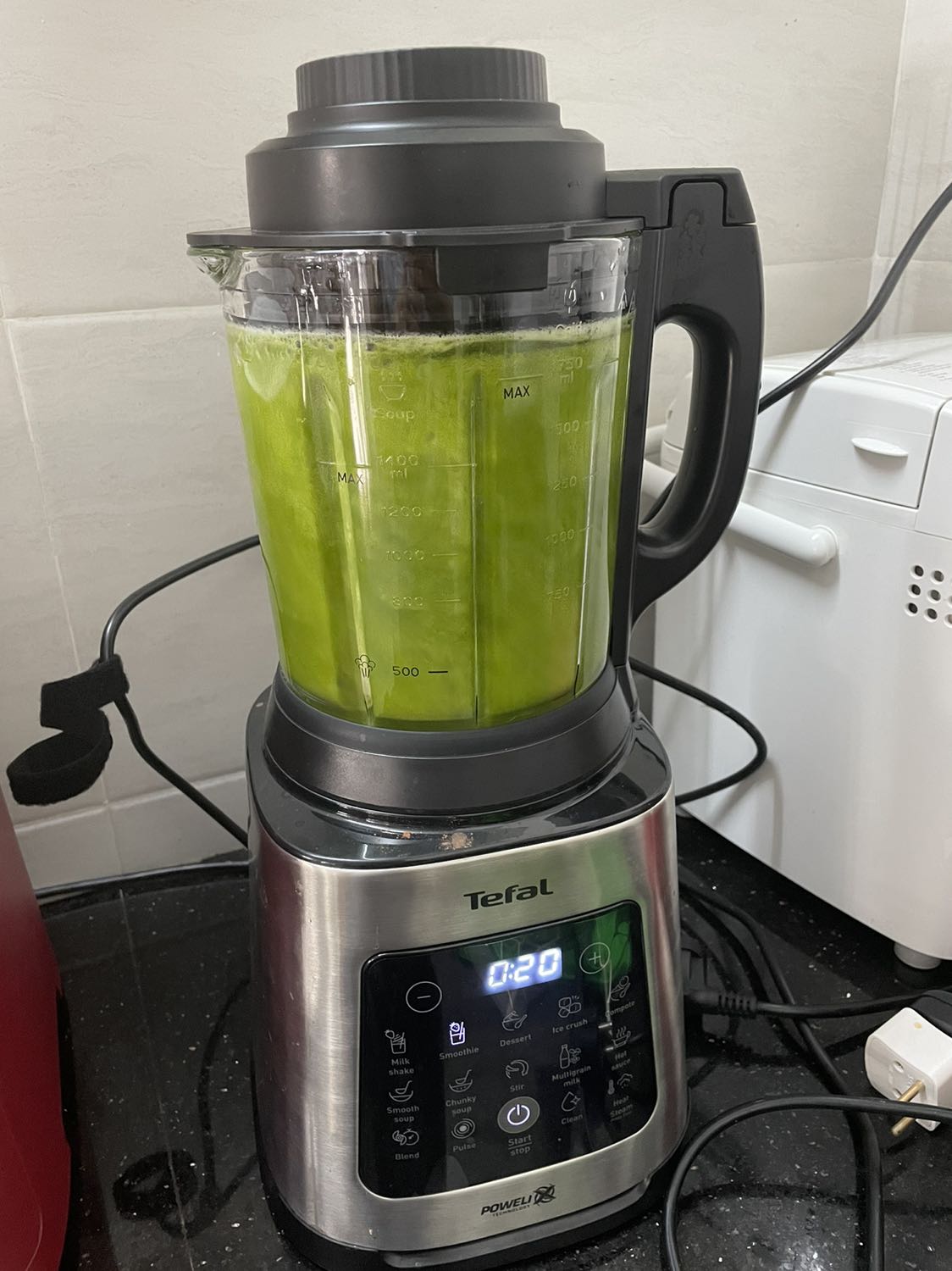 Mua máy này khi chưa có lượt mua đánh giá gì hết; nhưng thấy loại này có thể lấy lưỡi dao ra làm vệ sinh cung như áp mgg còn 3tr ngang ngữa mới máy đời cũ hơn nên mình mua luôn loại này. Thật sự mua về không hối hận í;
- máy này ưu điểm vượt trội nhất hẳn là lấy được dao ra làm vệ sinh í; máy có chế độ clean nhưng các kẽ không sạch bằng lấy ra cọ
- Máy nhiều chức năng; nấu sữa hạt, sinh tố , nấu súp và cả hấp; nhà nào có em bé có máy này tiện lắm
- Máy xay công suất lớn; làm sữa hạt xay nhuyễn mịn lọc không thấy bã luôn; t có máy cũ thì máy này độ ồn ít hơn nhiều, phù hợp với các gia đình ở chung cư nhé
- Công suất mạnh nên xay rất nhanh, chưa đầy 1phut là xong, các máy đời cũ phải xay 2-3 lần 
Tuy nhiên máy cũng có 1 số nhược điêm:
- máy mới nên chưa có công thức kèm theo; phải lên mạng mò r áp cho máy
- lúc clean hơi ồn
- nắp và giỏ hấp bằng nhựa, nếu thay bằng chất liệu khác thì tốt hơn
nói chung với tầm giá này thì đây là 1 máy đáng mua nhé mn; t có 1 máy hàng VN mua giá bằng mà thua từ công suất đến mẫu mã
Túm lại: nên mua nhé