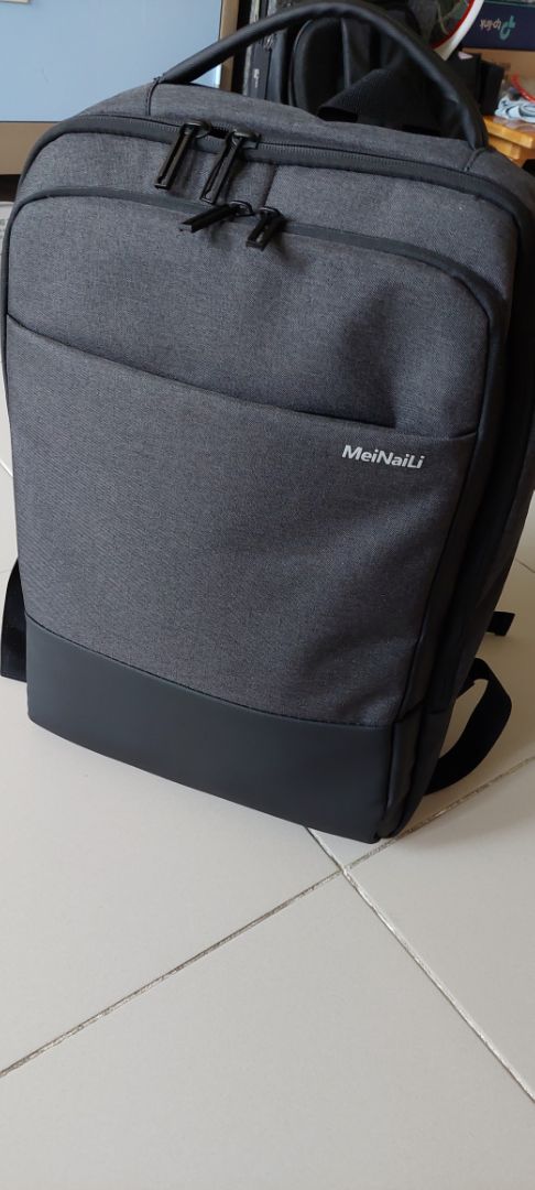 Nói chung là tốt thiết kế đẹp, nhưng không cần trang bị thêm cáp sạc ra bên ngoài làm gì, mà cọng cáp để nối với pin dự phòng phía trong cũng không được tốt lắm :)))