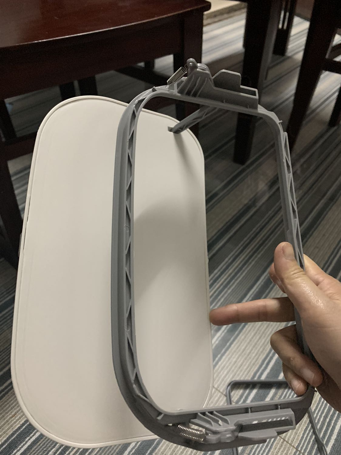 Thùng rác nhỏ gọn, dễ thương,chất liệu nhựa mỏng, nhẹ, màu sắc trang nhã. Tuy nhiên có 2 điểm trừ là chỗ phần gắn với nắp thùng và thùng rác nhẹ, khớp khít cạn, nông nên dễ bị trật ra ngoài; hai bên không có quai để cố định túi đựng rác. 
Mình góp ý nên thiết kế rãnh gắn giữa nắp thùng và thùng rác sâu để phần nắp được cố định chắc chắn hơn và có thêm 2 quai hoặc móc để giữ túi đựng rác không bị tụt khi rác nặng hoặc đầy.Mong là cty cải thiện sản phẩm tốt hơn đến người tiêu dùng, sẽ ủng hộ tiếp.