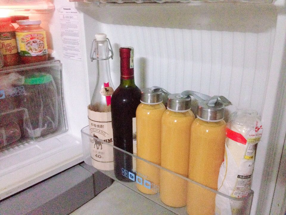 Mình mua dùng lâu rồi hôm nay mua thêm nữa để dùng nên mới viết nhận xét. Tiki đóng gói cẩn thận, Chất lượng thủy tinh đẹp, dây quai chắc chắn. Dùng rất thích và dễ vệ sinh cũng như đảm bảo an toàn thực phẩm lại tốt cho môi trường. Các bạn mua về nên rửa sạch cho vào nồi đôt nước lạnh ngập chai rồi đun sôi nước sau đó để nguội tự nhiên, làm vậy để khi chúng ta đựng đồ rất nóng cũng ko bị nứt bể chai. Và đừng để ngắn