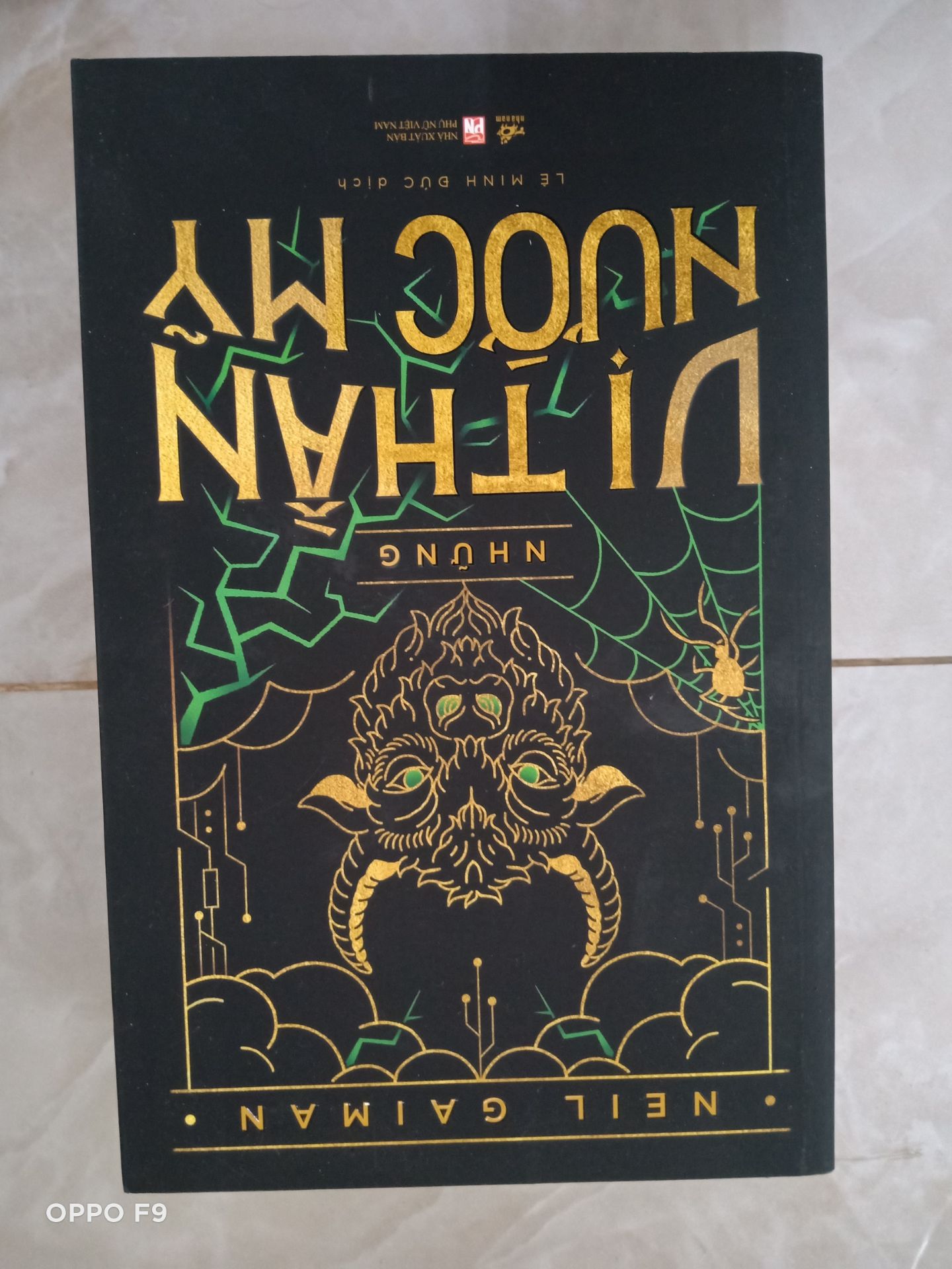 Sách của Nhã Nam rất đẹp, lỗi in thì có thể liên hệ Nhã Nam để đổi được. Quà đầy đủ, sale mạnh. Mình hơi buồn Tiki vì khâu đóng gói rất sơ sài, ko có bọc xung quanh, nên trừ điểm chỗ này. Cũng may mình mua nhiều nên vừa hộp, ko bị lỗi gáy sách mấy, nhưng cũng bị nhăn gáy sách. Khâu vận chuyển cũng làm mình sốt ruột nữa, ko thấy cập nhật gì kỹ lắm, nhưng đợt này giao đúng hẹn.
