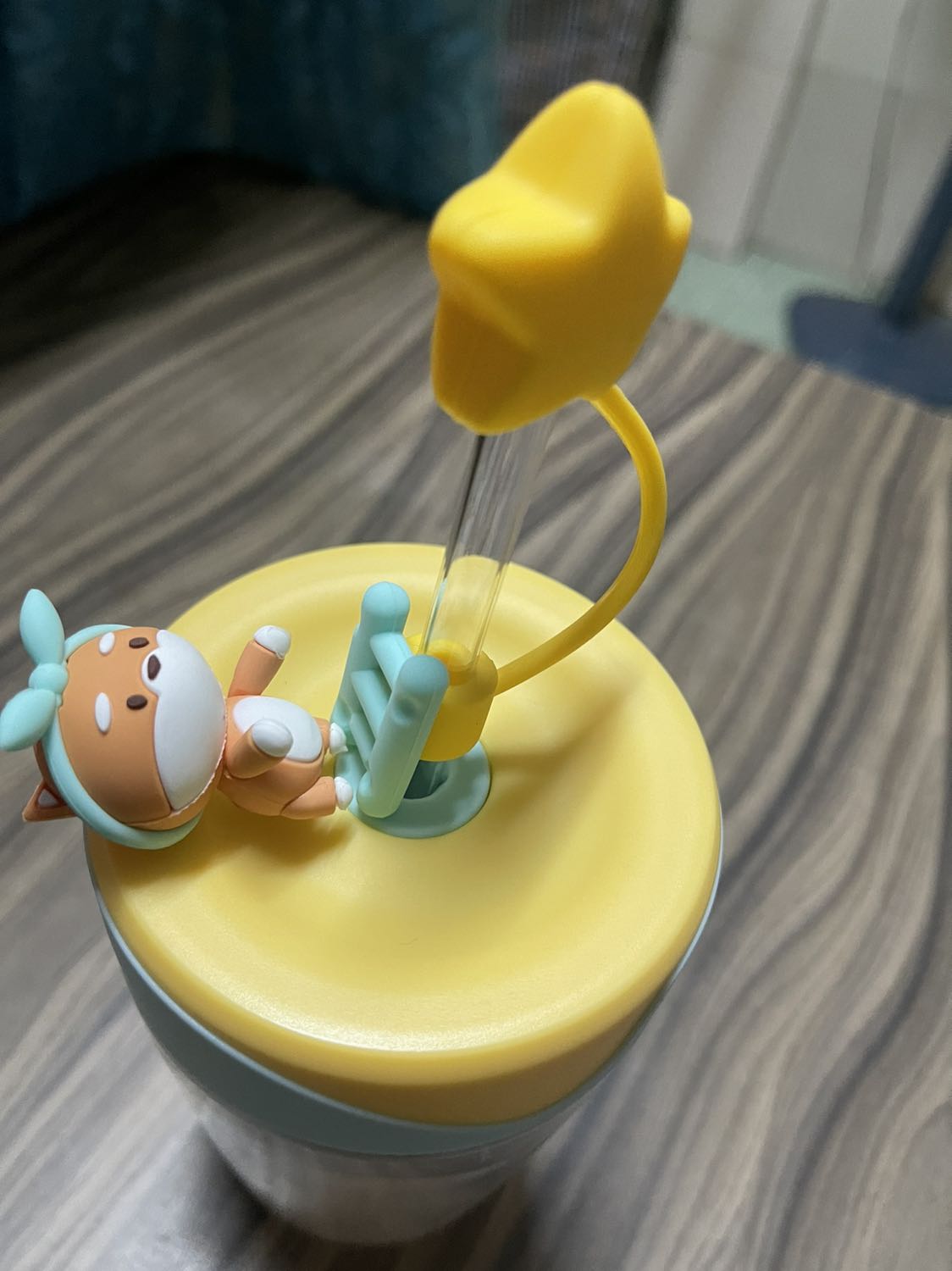 Hàng bị lỗi, con thú bị rớt ra khỏi ống hút. Yêu cầu shop đổi sản phẩm khác hoặc khắc phục giúp lỗi này. Cám ơn.